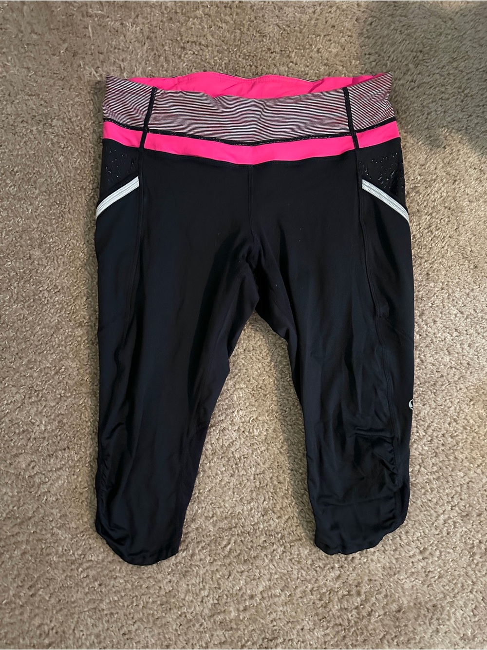LULULEMON black capri leggings